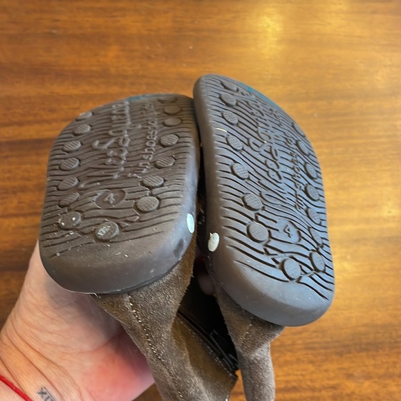 🐆 Wee Squeak brown suede booties - Picture 2 of 5